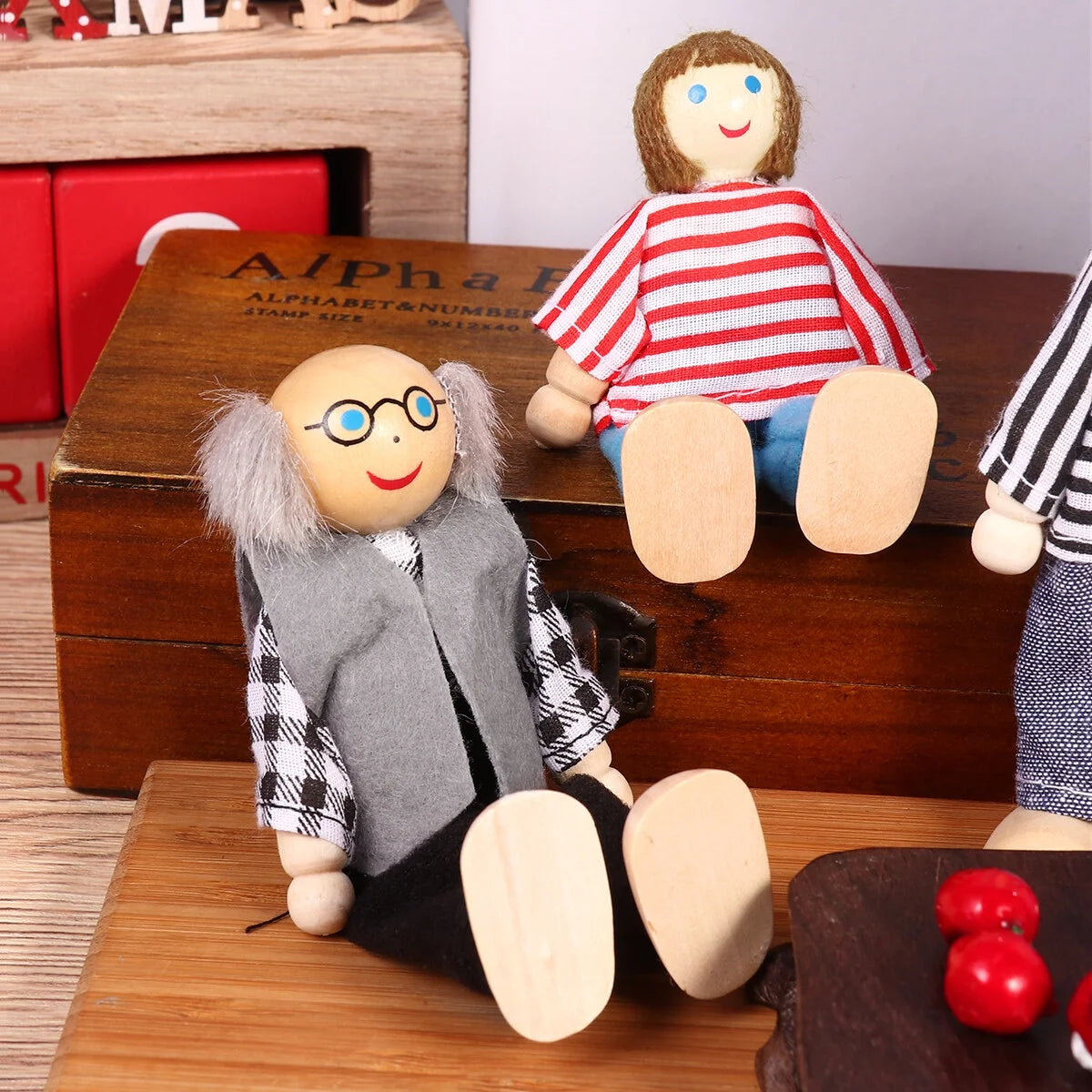 7 Pieces Wooden Dollhouse Family Set Mini People Figures V397