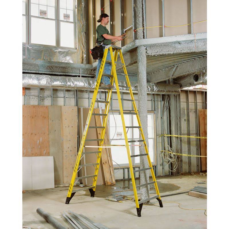5 ft. Type IAA Fiberglass Step Ladder with Shelf K536